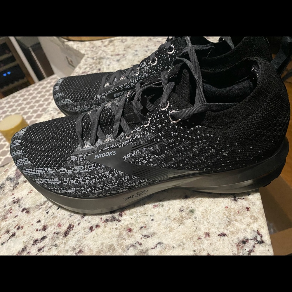 NWOT Brooks Levitate 3 Running Shoe